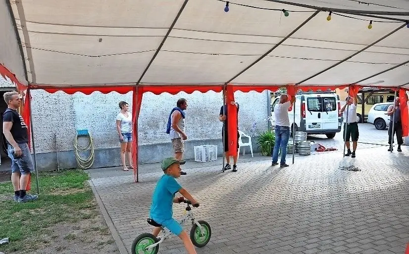 Schulanfang in Prestewitz für Simon Richter und Bastian Lehmann (beide 6) - beim Zeltaufbau helfen alle mit.
