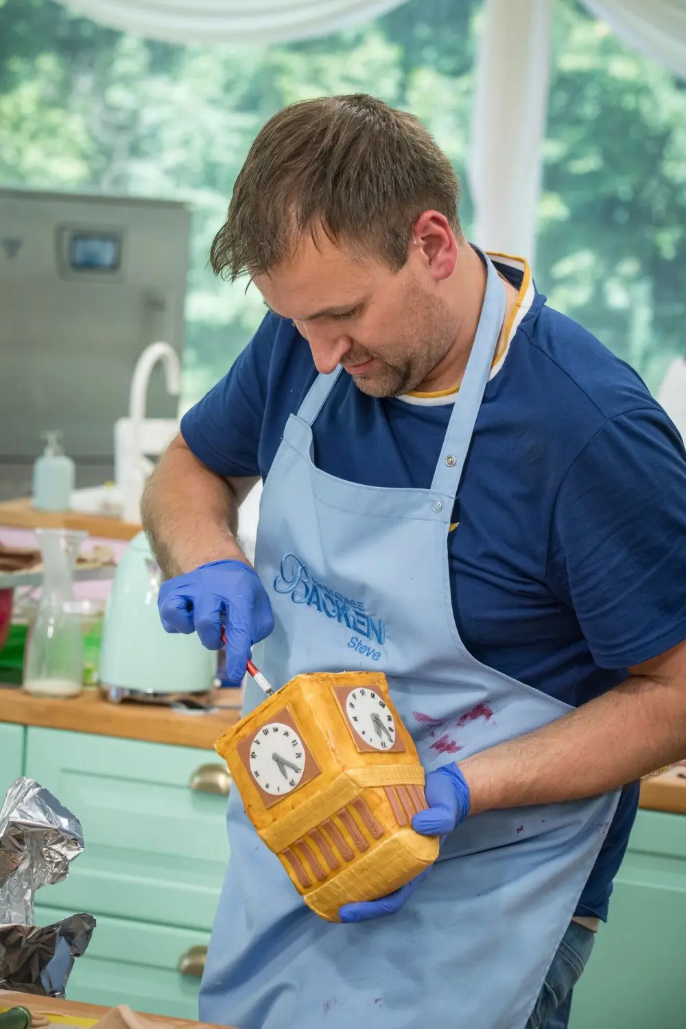 Steve Hauptvogel fertigt bei "Das große Backen" von Sat.1 in der dritten Runde den Big Ben.