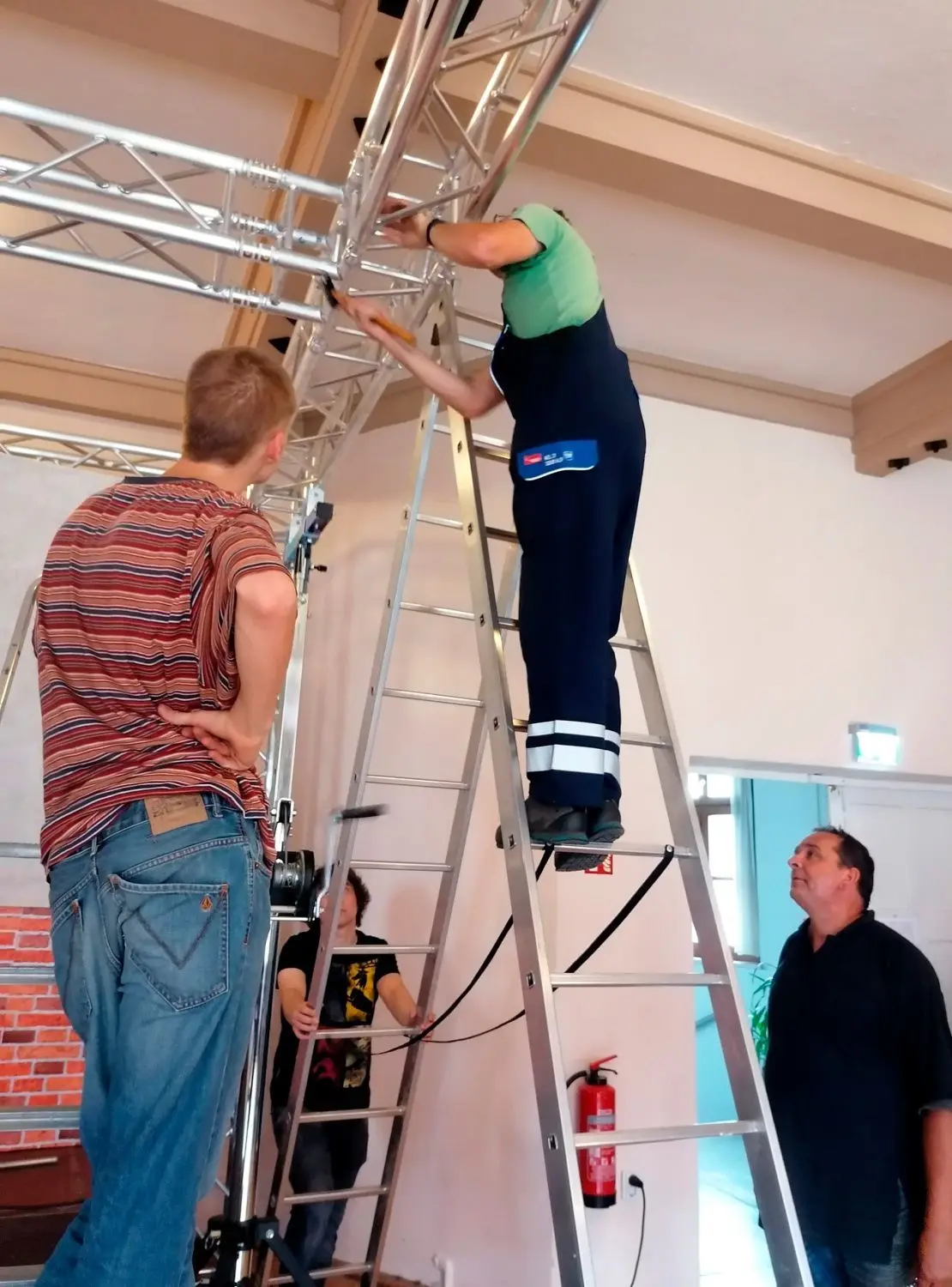 Ab Ende Juli wurde im Saal der Theaterloge die Licht- und Tontechnik eingebaut.