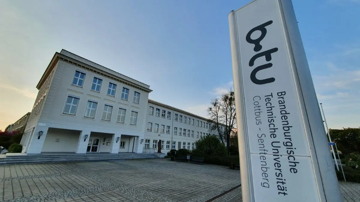 Die ersten Grundschullehramtsstudenten könnten ab dem Wintersemester 2023/24 über den Senftenberger Campus der Brandenburgischen Technischen Universität laufen.
Die Brandenburgische Technische Universität Cottbus - Senftenberg steht für Werte wie Weltoffenheit und Diversität. Ein Drittel der Studierenden kommen aus dem Ausland.
