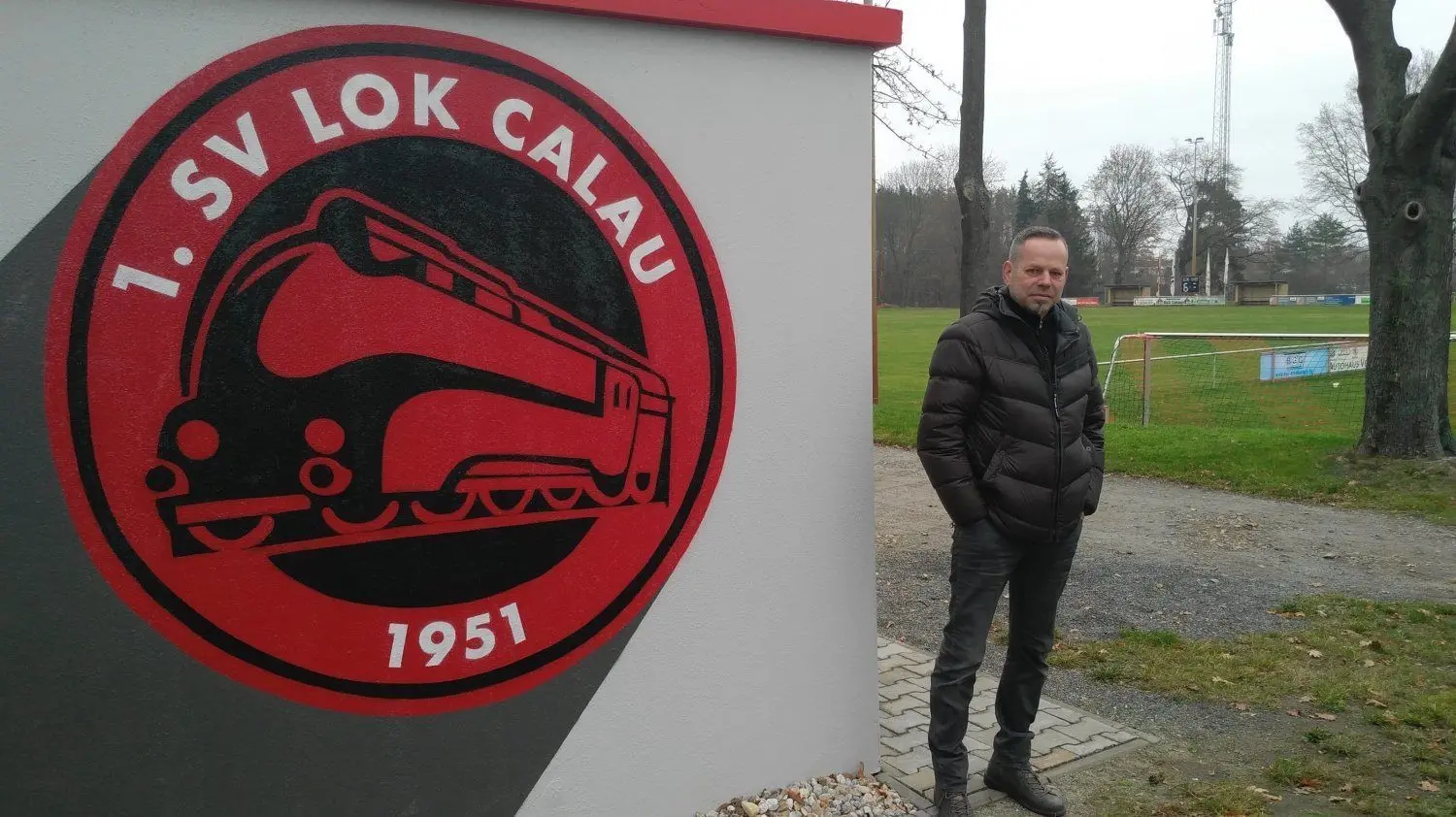 Der Präsident vom 1. SV Lok Calau, Torsten Schreiber, im Eingangsbereich zum Sportgelände des Fußballclubs in der Viersener Straße. Der Spielbetrieb ist seit etwa zwei Monaten komplett zum Erliegen gekommen, die Planungen für 2021 vorerst auf Eis gelegt.