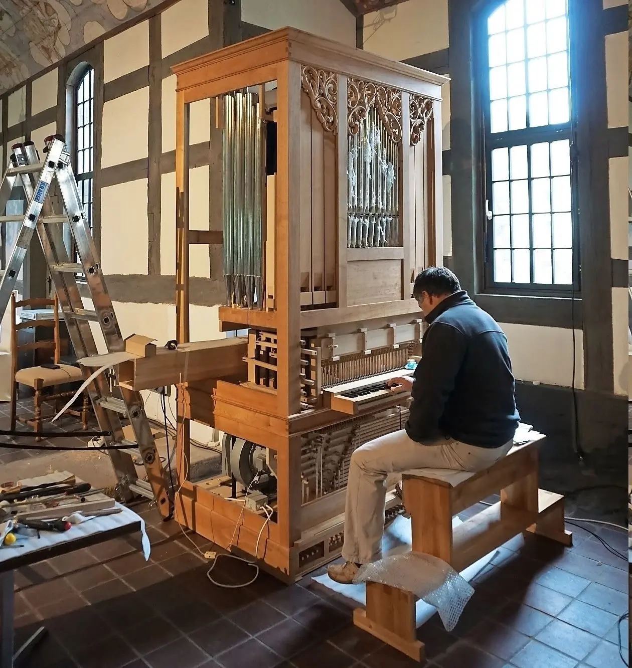 Immer, wenn neue Pfeifen eingebaut sind, macht Orgelbauer Károly Bakos-Mihály eine Klangprobe. Der Zusammenbau der vielen Teile und die tontechnische Abnahme des Instruments dauern nur wenige Tage.