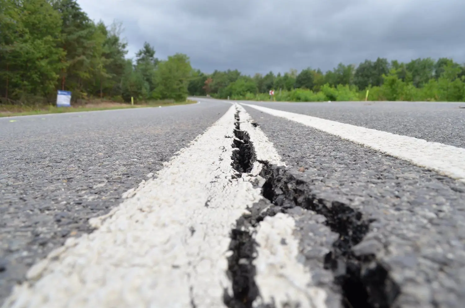 Auf der B 97 gibt es nach Setzungen auf einer Länge von rund 80 Metern Schadstellen. Auf diesem Streckenabschnitt nahe des Spreetaler Sees herrscht seit fast zehn Jahren Tempo 30.