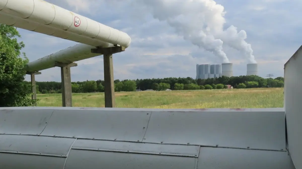 Die Fernwärme für die Stadt Spremberg kommt aus dem Kraftwerk Schwarze Pumpe. Dort fällt sie bei der Kohle–Verstromung als Nebenprodukt an. Über große überirdische Rohre gelangt die Wärme ins Stadtgebiet.