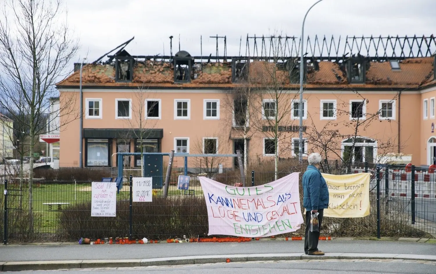 2016: Das einstige Hotel Husarenhof brennt am 21. Februar aus. Der Dachstuhl ist völlig zerstört. Aus dem Gebäude sollte eine Asylbewerberunterkunft werden.