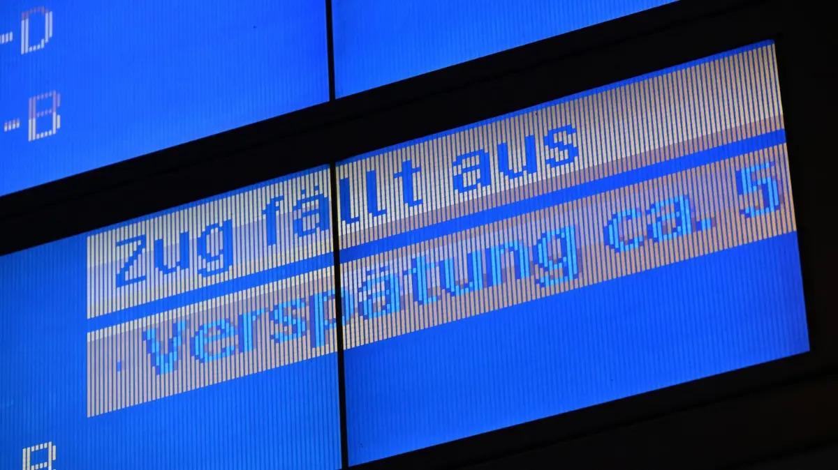 Der Warnstreik der GDL hat auch Auswirkungen auf den Zugverkehr auf dem Cottbuser Hauptbahnhof mit Ausfällen und Verspätungen.
Der am Mittwochmorgen begonnene Warnstreik der GDL hat auch Auswirkungen auf den Zugverkehr auf dem Cottbuser Hauptbahnhof mit Ausfällen und Verspätungen.