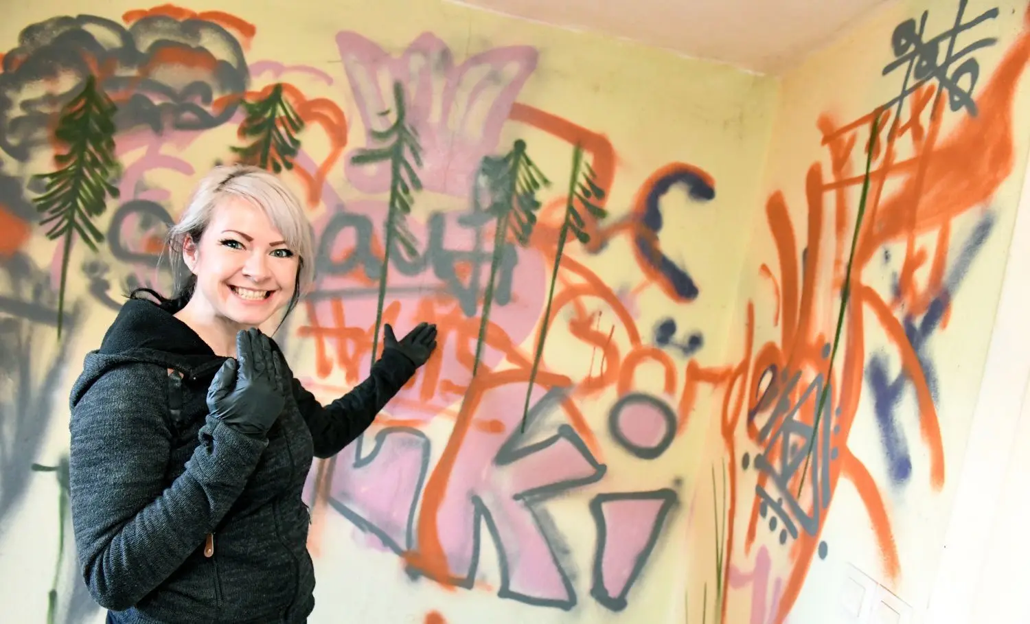 Tina Ducke, Jugendkoordinatorin im Amt Plessa, während einer Graffiti-Aktion im Jugendclub Gorden.