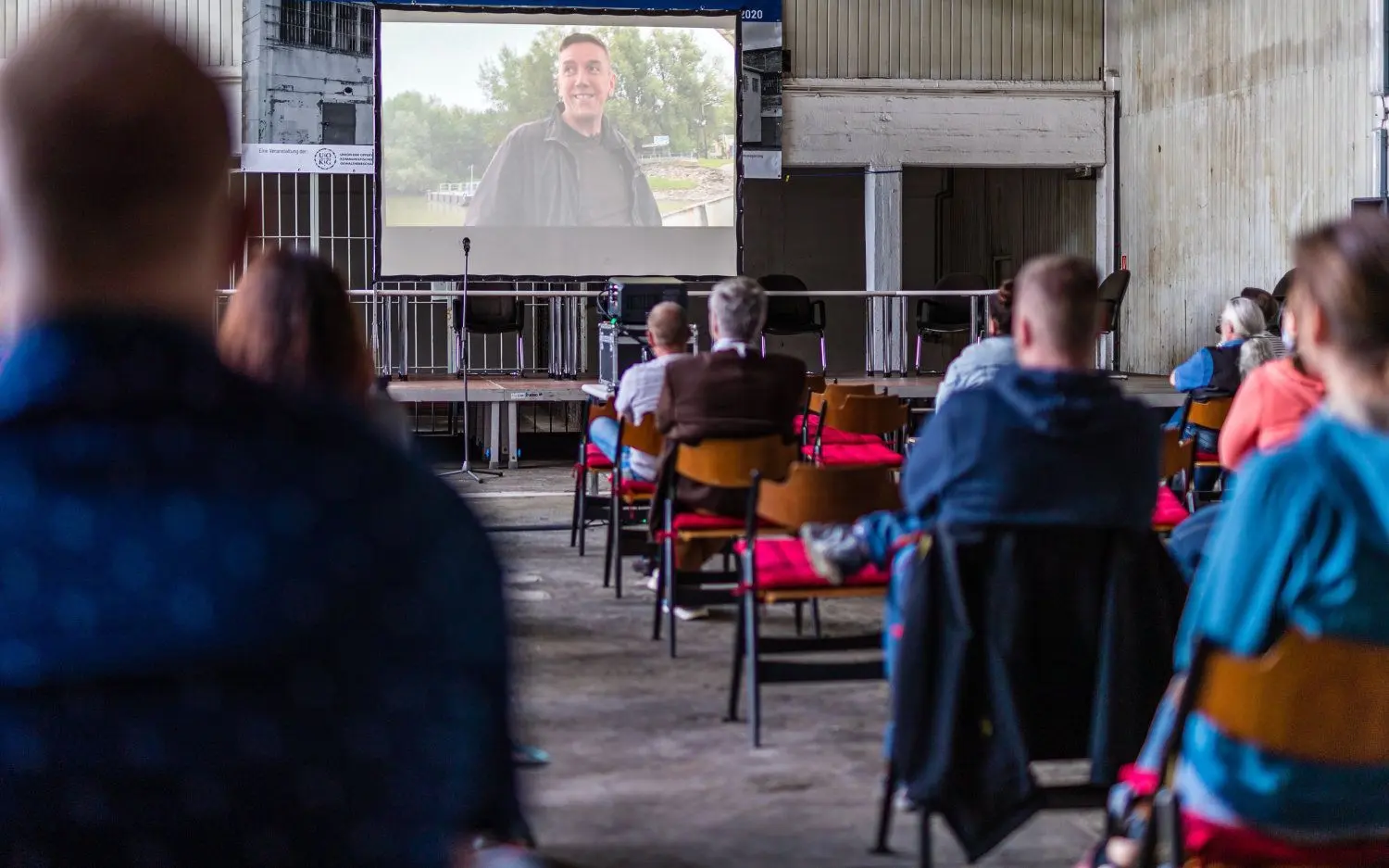 Vor dem Zeitzeugengespräch mit Mario Röllig wurde der Film „Der Ostkomplex" gezeigt, der Mario Rölligs Geschichte behandelt.