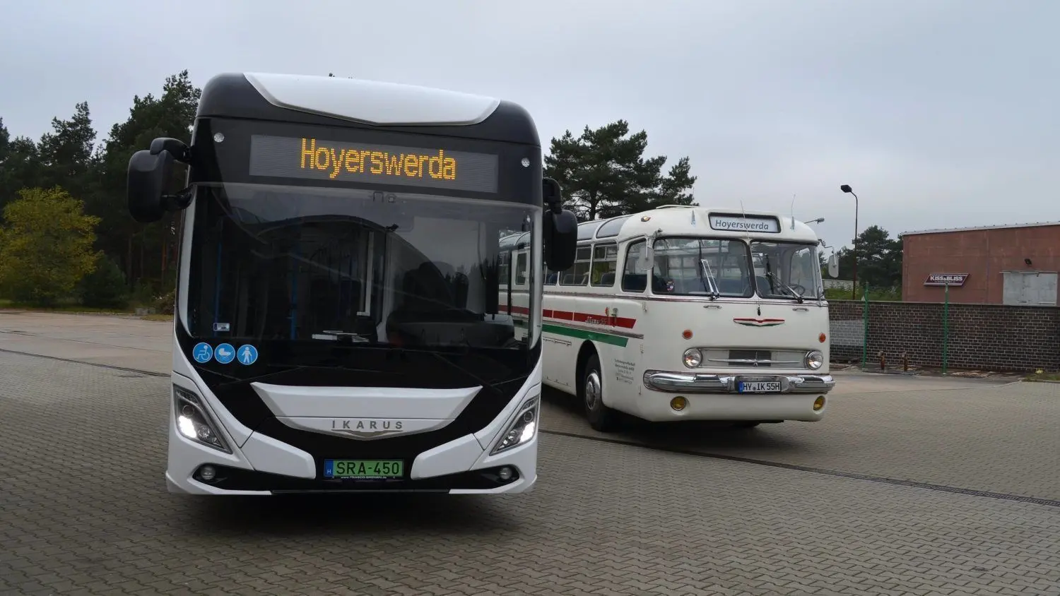 Der E-Ikarus im Hoyerswerdaer Test: Auf der einen Seite steht der neue Ikarus, schräg dahinter der Ikarus 55 mit Dieselantrieb. Beide Busse trennen 50 Jahre.