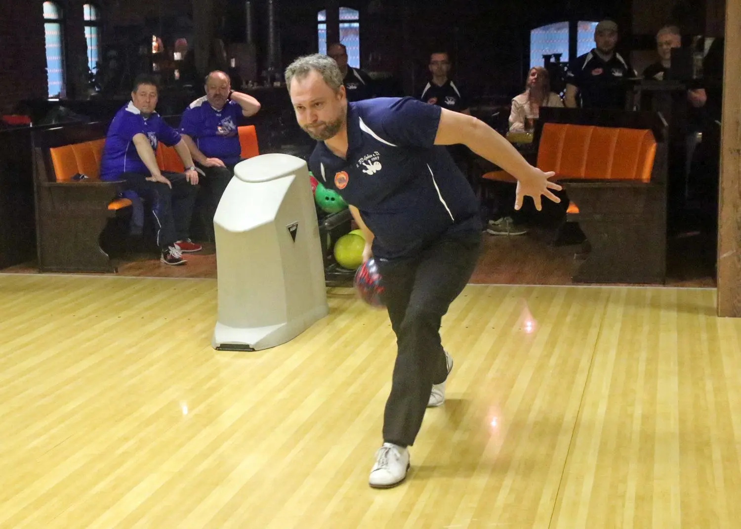 Routiniert und zielsicher spielt der Gubener Bowler Chris Olzog den ersten Wurf.