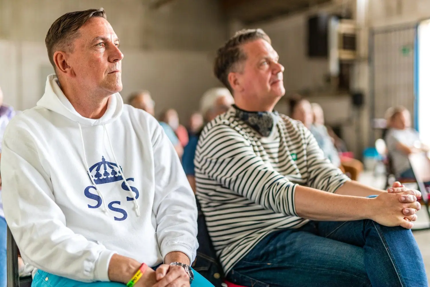 Mario Röllig und sein Partner sehen sich den Film „Der Ostkomplex“ an.