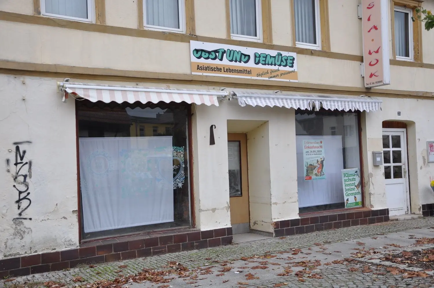 Immer mehr Geschäfte schließen oder sind bereits länger geschlossen in der Innenstadt von Elsterwerda - leer und unahnsehnlich - das einstige Obst- und Gemüsegeschäft in der Fußgängerpassage
