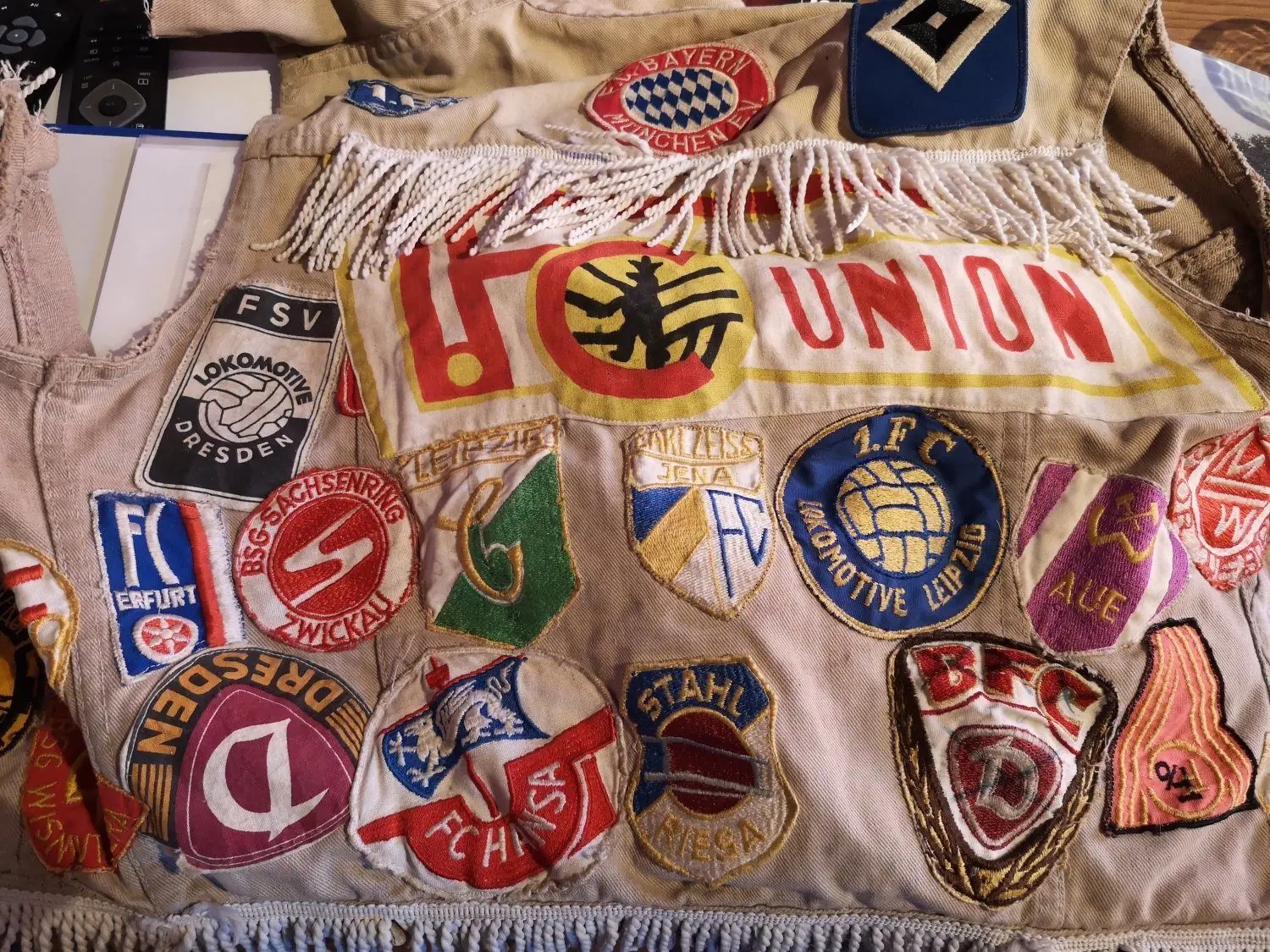 Für einen kurzen Zeitraum war Hengmith auch mal Fan vom 1. FC Union Berlin. Aus dieser Zeit stammt eine Kutte mit Aufnähern der Oberliga-Vereine und von Bayern München und dem Hamburger SV.