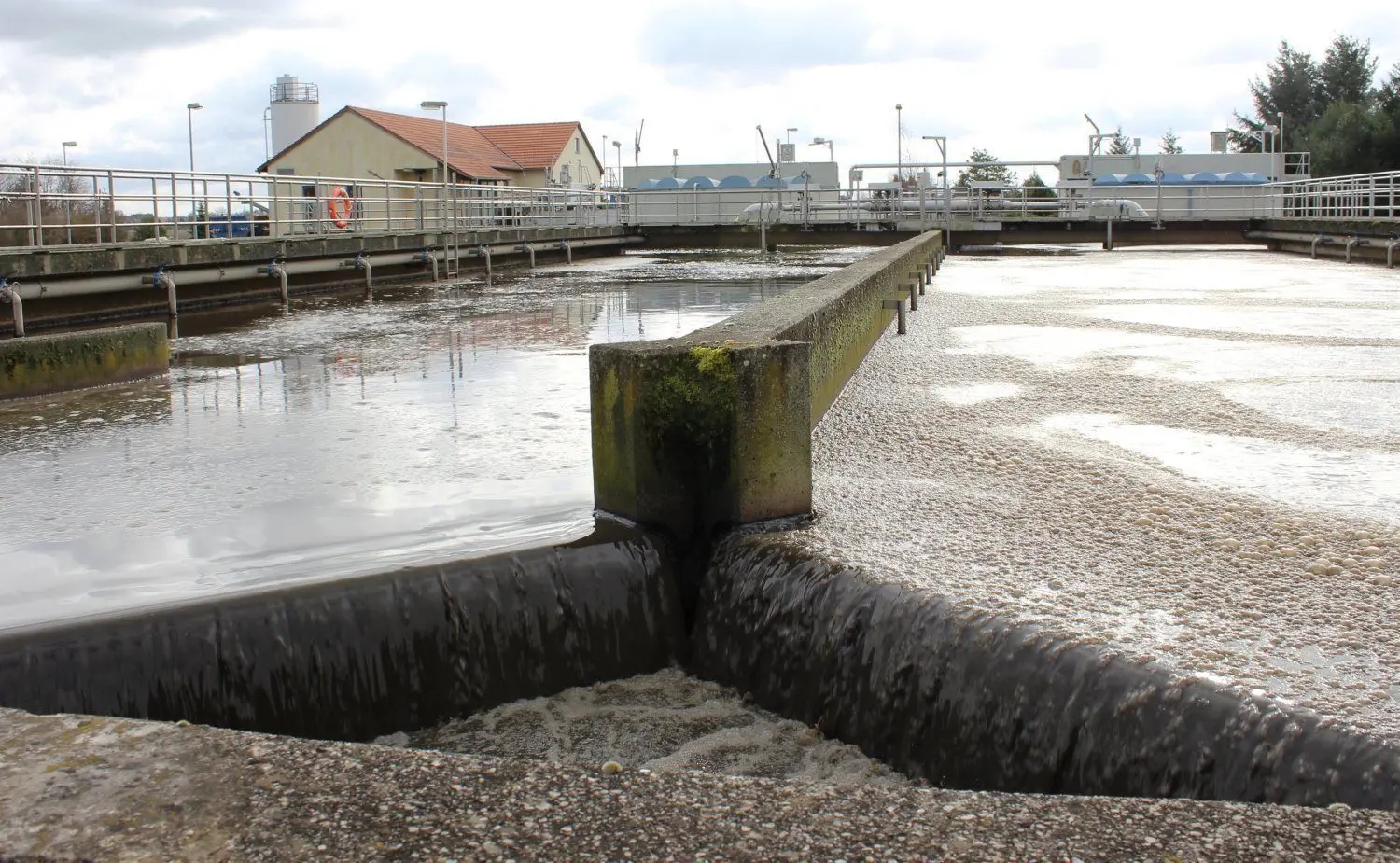Die riesigen Belebungsbecken: Die Perlen zeigen an, wie gut die Belüftung funktioniert. Ohne die Versorgung mit Sauerstoff können die Bakterien die Restbestände im Abwasser nicht zersetzen.