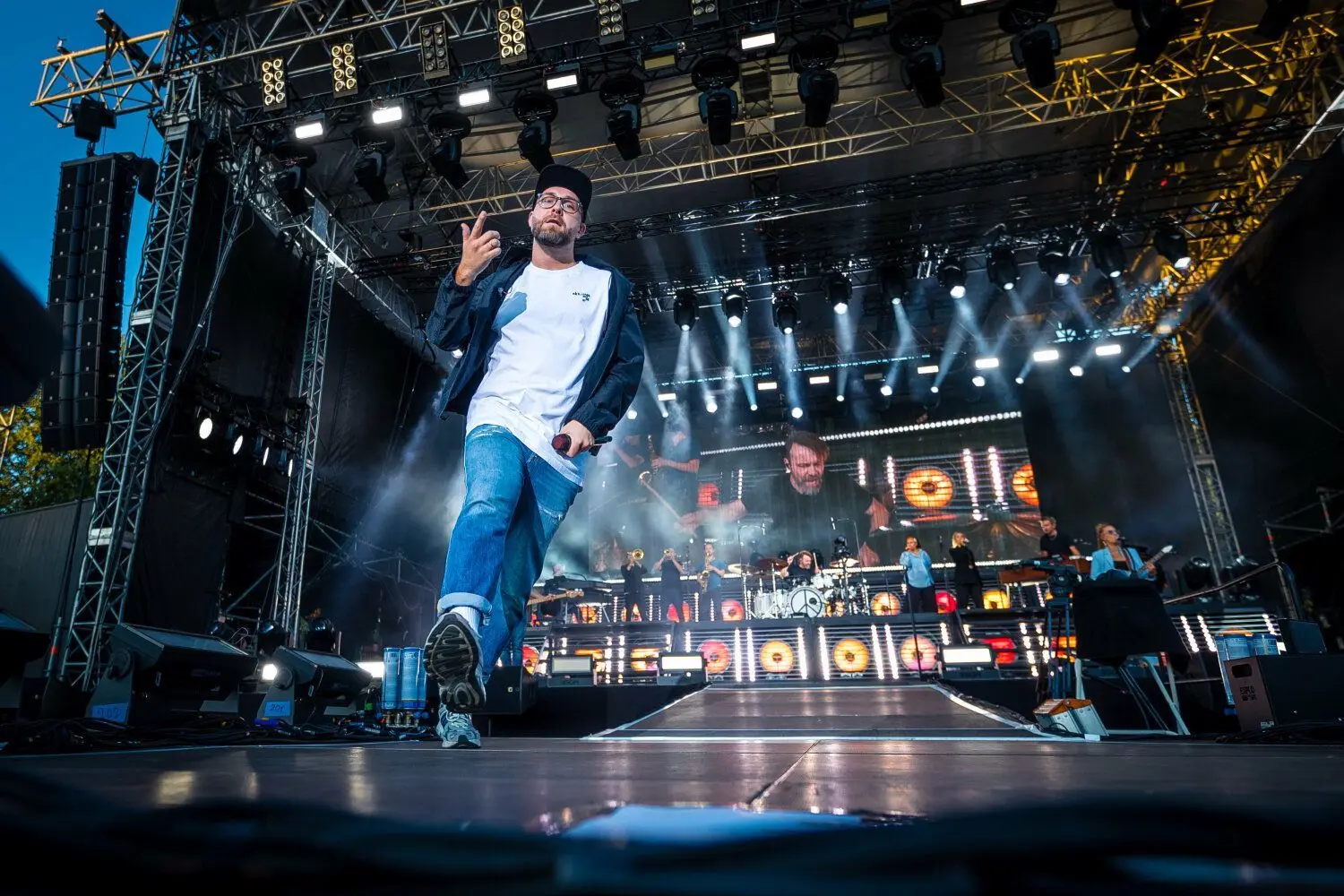 Hebt ab auf der Cottbuser Bühne: Sänger Mark Forster bei seinem Konzert im Spreeauenpark.
