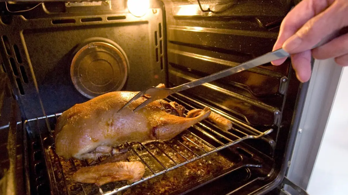 Braucht eine Weile im Ofen: Der Gänsebraten ist für viele Deutsche noch immer das traditionelle Weihnachtsgericht. Doch die Essgewohnheiten ändern sich langsam.
ARCHIV - Eine Weihnachtsgans wird am 25.12.2011 in einer Küche in Hannover zubereitet. Der Gänsebraten ist für viele Deutsche noch immer das traditionelle Weihnachtsgericht. Doch die Weihnachtsgans ist längst nicht mehr zeitgemäß, sagt Kulturwissenschaftler Hirschberger. Foto: Peter Steffen dpa (zu dpa "Zu fett, zu groß: Die Weihnachtsgans lässt Federn" vom 23.12.2013) +++ dpa-Bildfunk +++