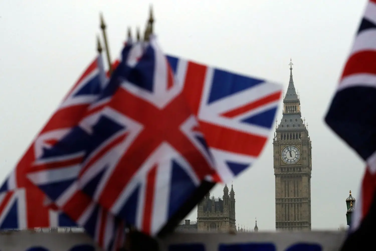 Britische Flaggen wehen in der Nähe des berühmten Uhrturms Big Ben. Der Brexit macht deutschen Händlern zurzeit das Leben schwer – auch Unternehmer aus der Lausitz bekommen die Auswirkungen zu spüren.