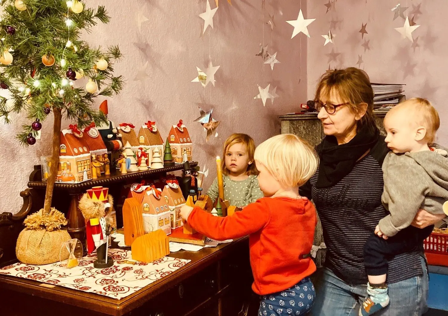 Bei der Cottbuser Tagesmutter Ute Ketzmerick wird gemeinsam ein Türchen des Adventskalenders geöffnet. Die 60-Jährige hatte gegen die Stadt Cottbus geklagt.