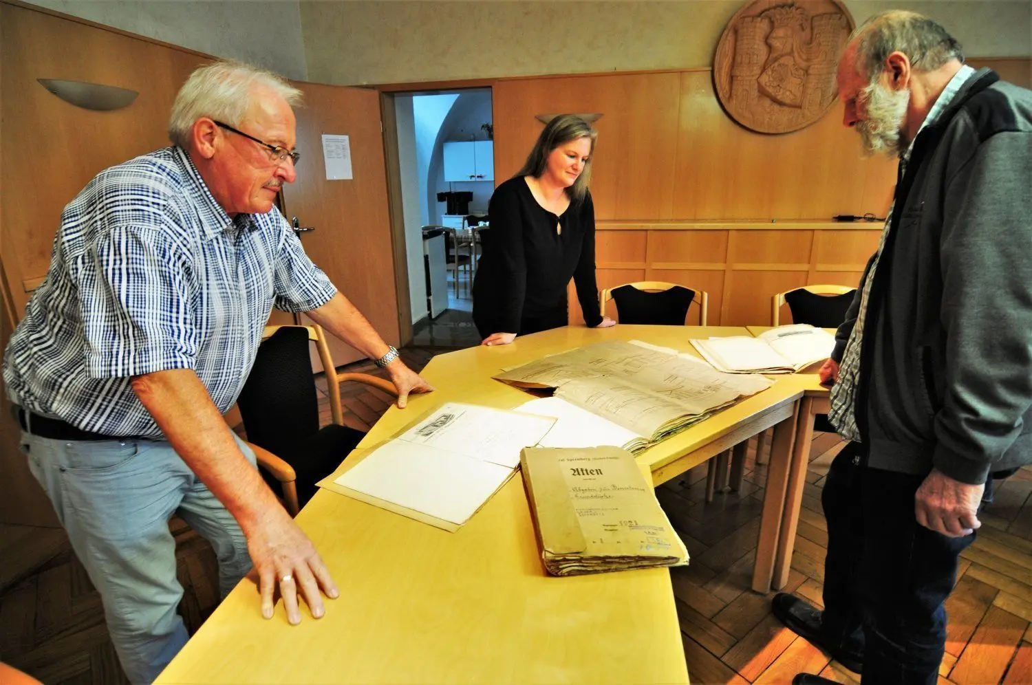 Michael Branzke, Stephanie Tonke und Bernhard Preußner beim Sichten alter Akten und Pläne vom einstigen Kesselahaus an der Westbahnstarße in Spremberg.