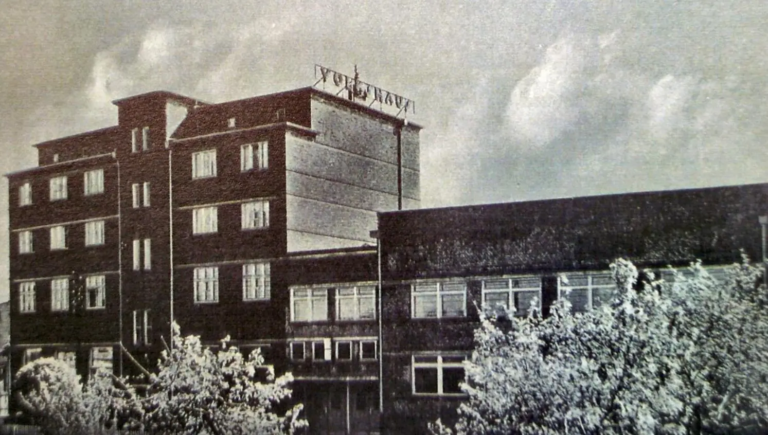 Das Volkshaus in Weißwasser in einer historischen Ansicht.