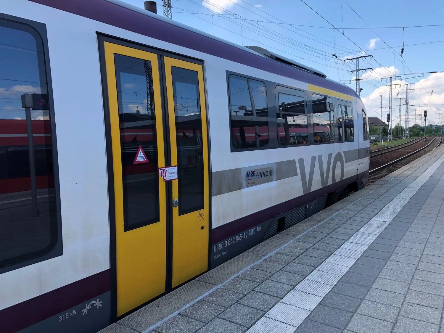 In den sächsischen Sommerferien verbindet die Seenlandbahn Dresden und Senftberg. Bei der Eröffnungsfahrt ist sie brechend voll.