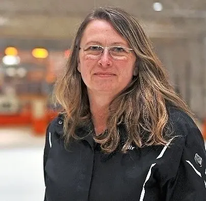Skihallen-Mitarbeiterin Anja Stoll hat das Eis gebrochen und der Zusammenarbeit den Weg geebnet.