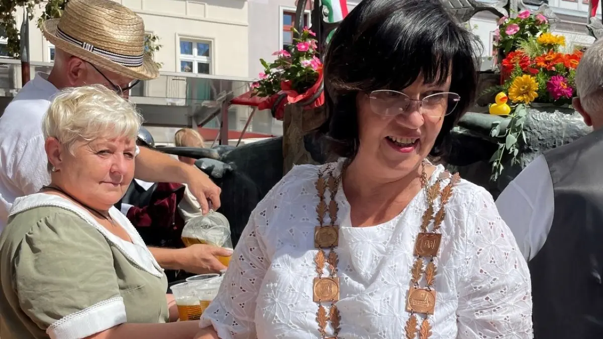 Bürgermeisterin Christine Herntier ruft die Bürger zum Heimatfest in Spremberg auf, den Kupferbergbau als Chance zu sehen.
Christine Herntier beim Freibierausschank