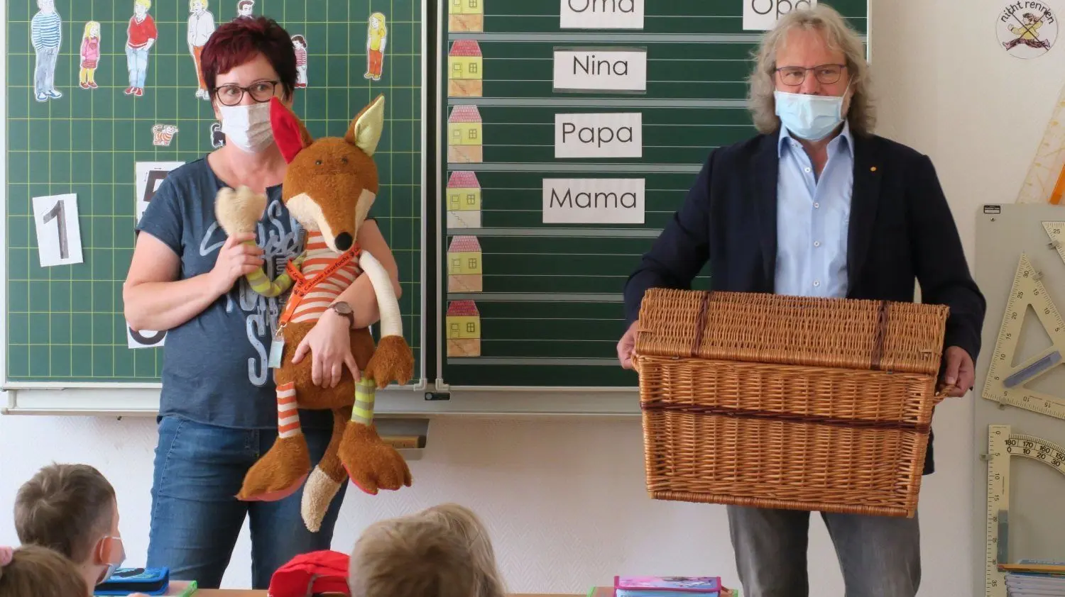 Bürgermeister Werner Suchner und Bibliotheksleiterin Steffi Clemens stellten den Erstklässlern am ersten Schultag den Lesefuchs vor und hatten Gutscheine für eine Mitgliedschaft in der Stadtbibliothek im Gepäck.