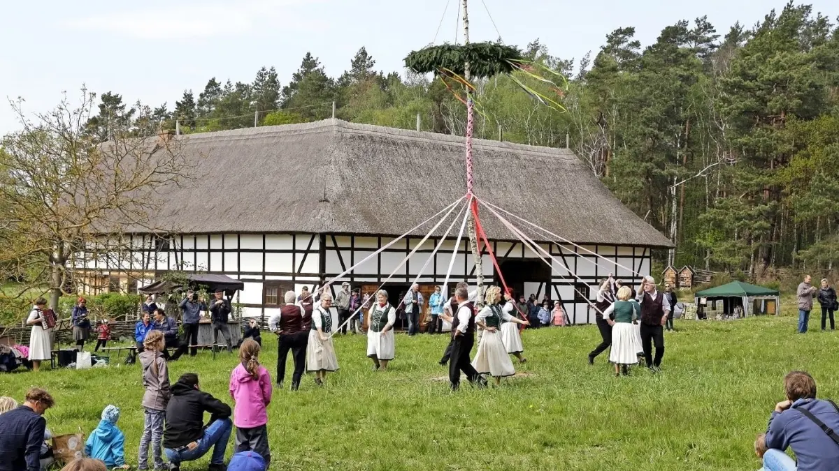 Den Höhepunkt des Maifestes auf dem Höllberghof bildet alljährlich das Aufstellen des Maibaums mit dem traditionellen Bändertanz im Anschluss. Hunderte Zuschauer verfolgten diesen schönen Brauch auch gestern wieder.⇥
Den Höhepunkt des Maifestes auf dem Höllberghof bildet alljährlich das Aufstellen des Maibaums mit dem traditionellen Bändertanz im Anschluss. Hunderte Zuschauer verfolgten diesen schönen Brauch auch gestern wieder. Foto: Keilbach
