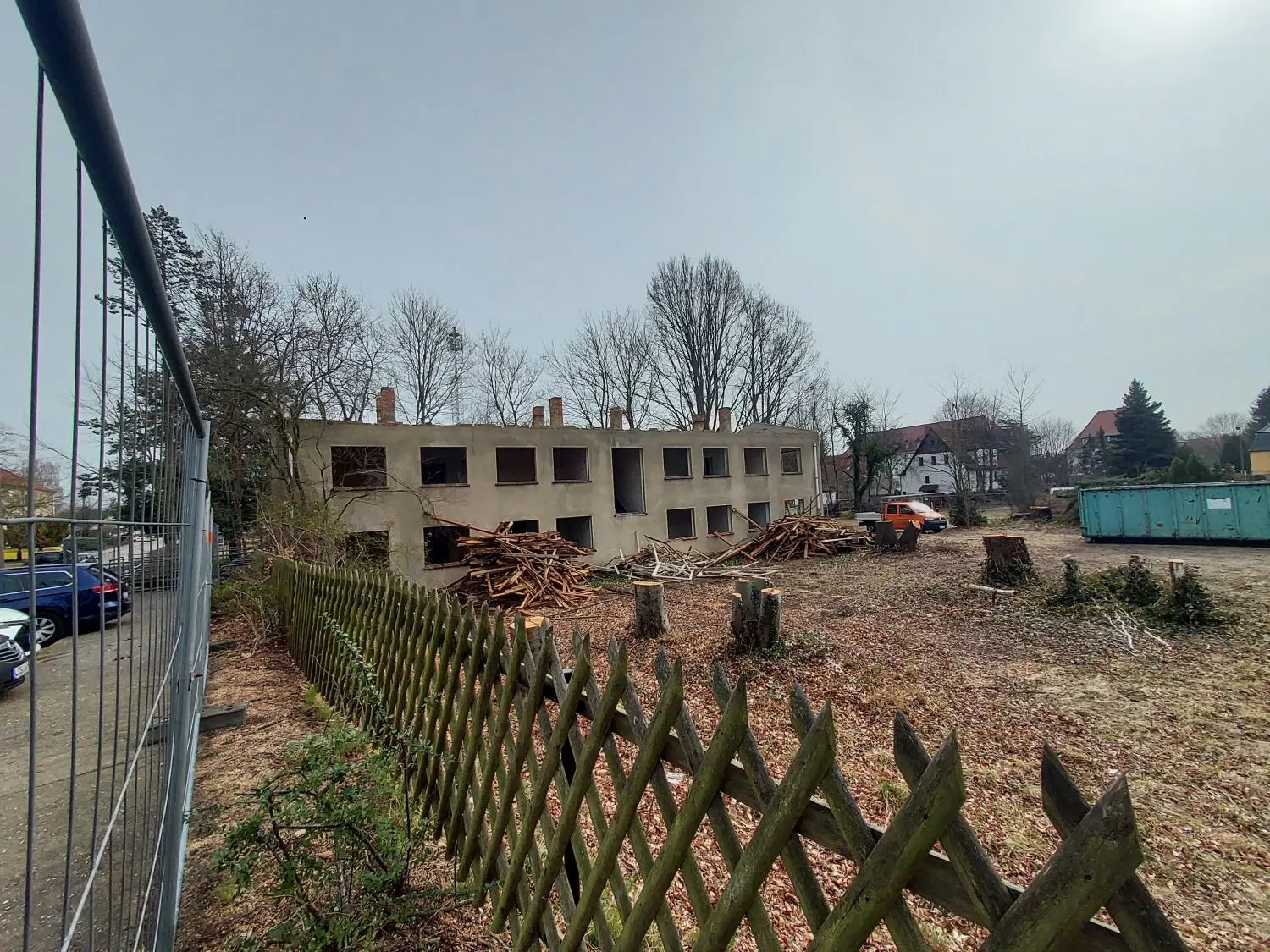 Auf einem Grundstück an der Käthe-Kollwitz-Straße in Luckau sind 2022 Bauvorbereitungen getroffen worden: Ein verfallenes Gebäude wurde abgerissen und das Areal unter anderem von Gestrüpp befreit.