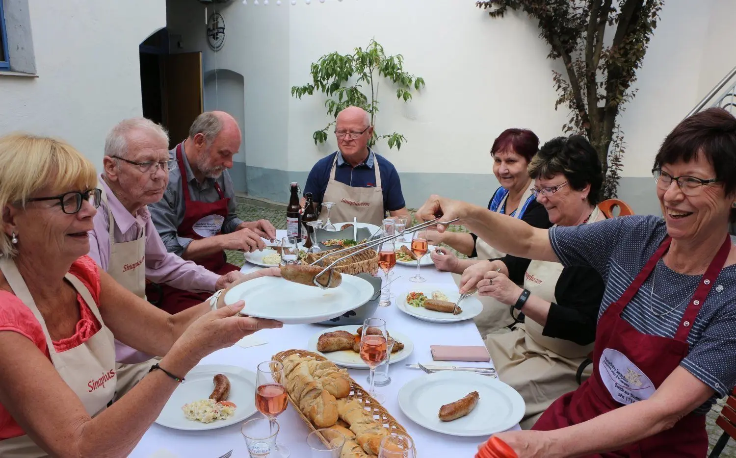 Bon Appetit! Die Mitglieder der Gesellschaft für Heimatkunde Hoyerserda lassen sich ihre selbst produzierten Bratwürste schmecken. ⇥