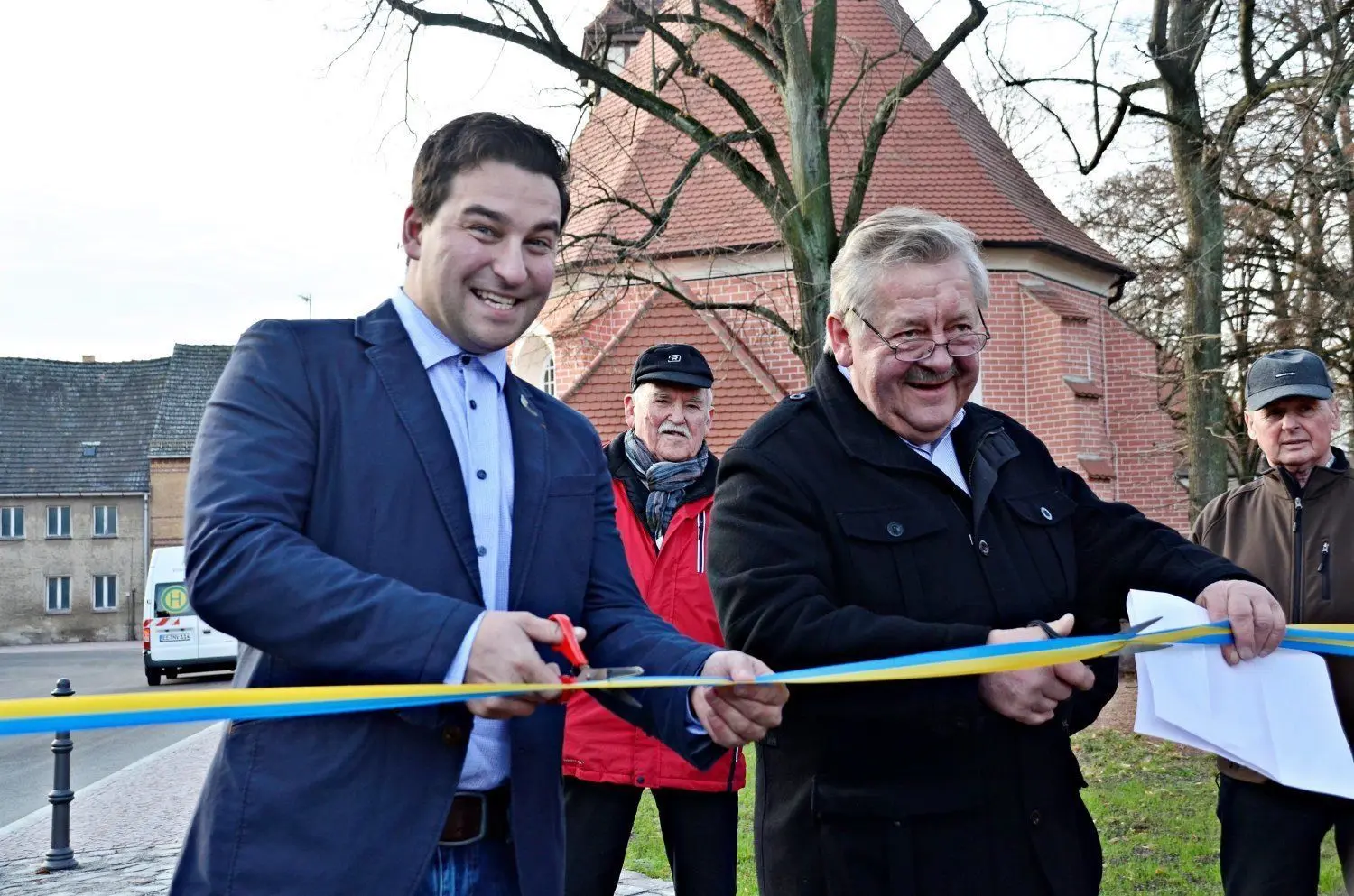 Hand in Hand: Werner Busse, ehemaliger Bürgermeister (r.), und Felix Freitag, neuer Bürgermeister von Sonnewalde, durchschneiden gemeinsam das Band.