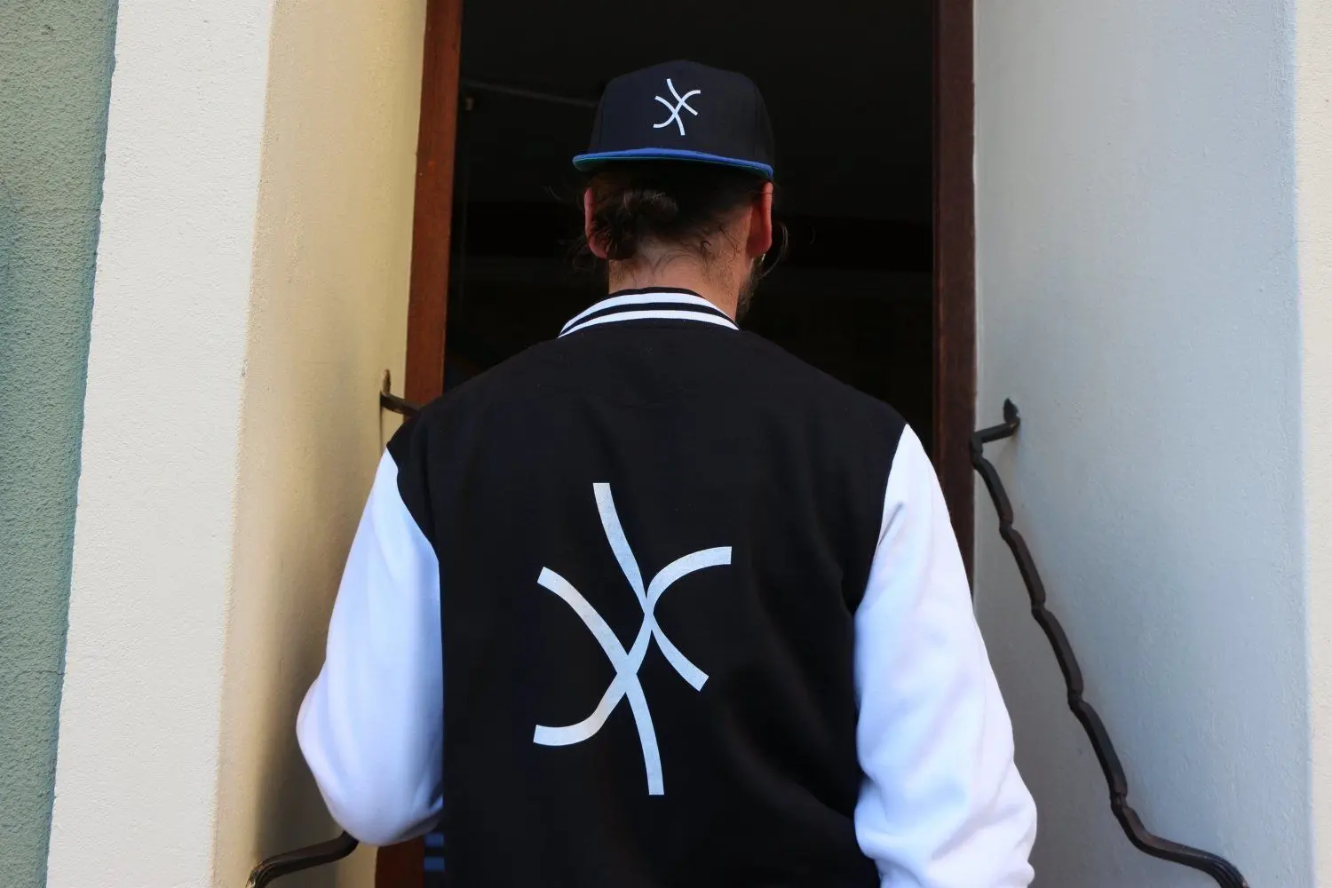 HY als Markenzeichen! Robert Gbrureck (46), Eisverkäufer aus Hoyerswerda, trägt eine Baseballjacke und eine Schirmmütze mit HY-Signet.