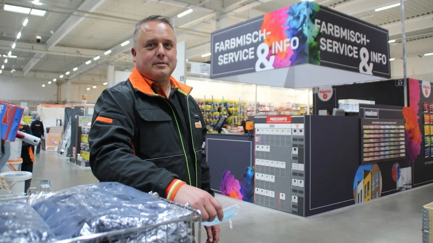 Udo Wielage ist seit zwei Jahren Marktleiter im Hoyerswerdaer Globus Baumarkt. Dieser wird seit März bei laufendem Betrieb umstrukturiert, erweitert und modernisiert. Der Farbmisch-Service im Hintergrund ist schon im neuen Design gestaltet.