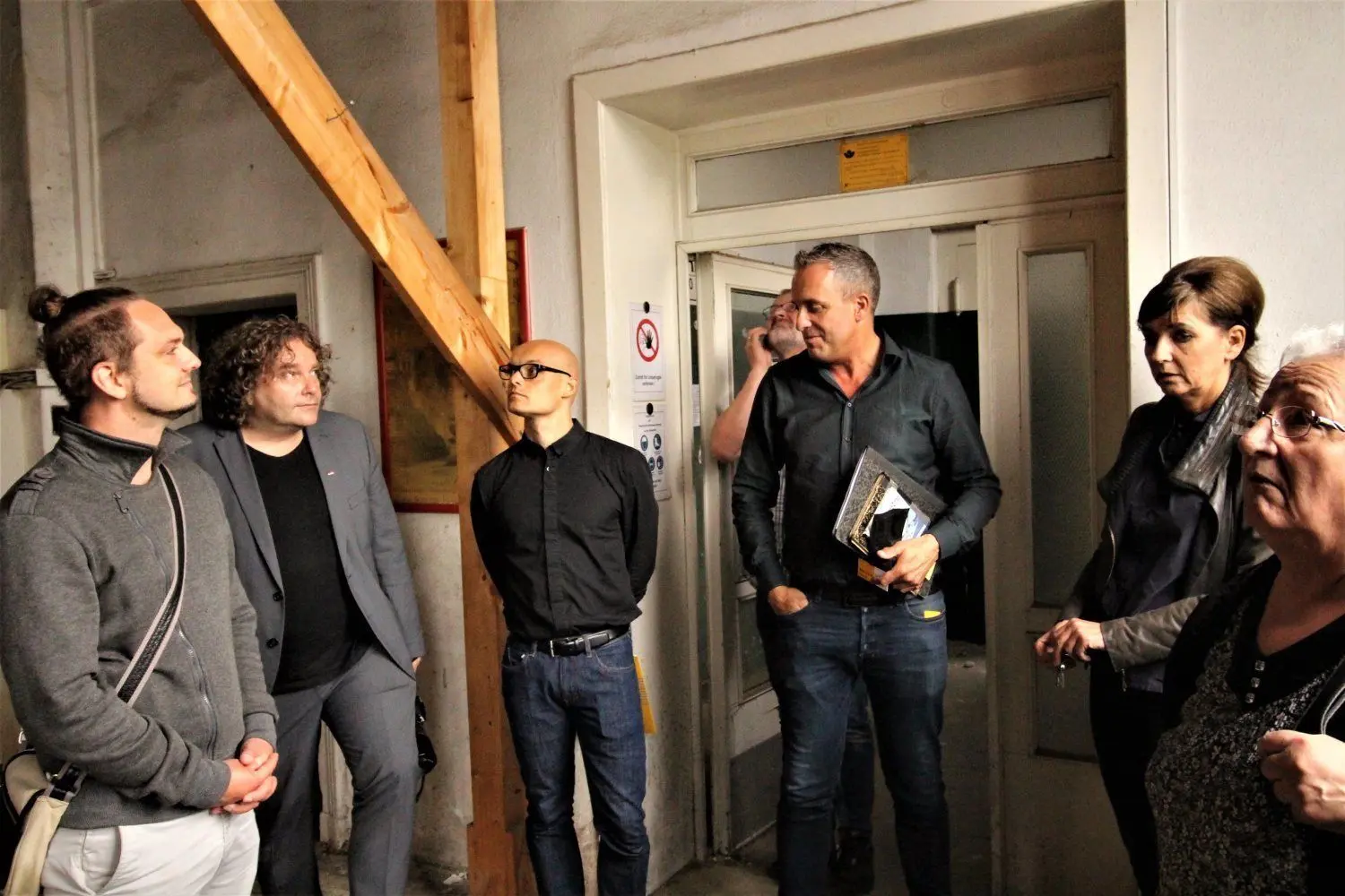 Schauen sich im Bahnhof um: Sebastian Jachmann (v.l.), Oberbürgermeister Torsten Pötzsch (Klartext), Marco Schmidt, Architekt Daniel Neuer, Bauamtsleiterin Dorit Baumeister und Stadträtin Gudrun Stein (Linke).