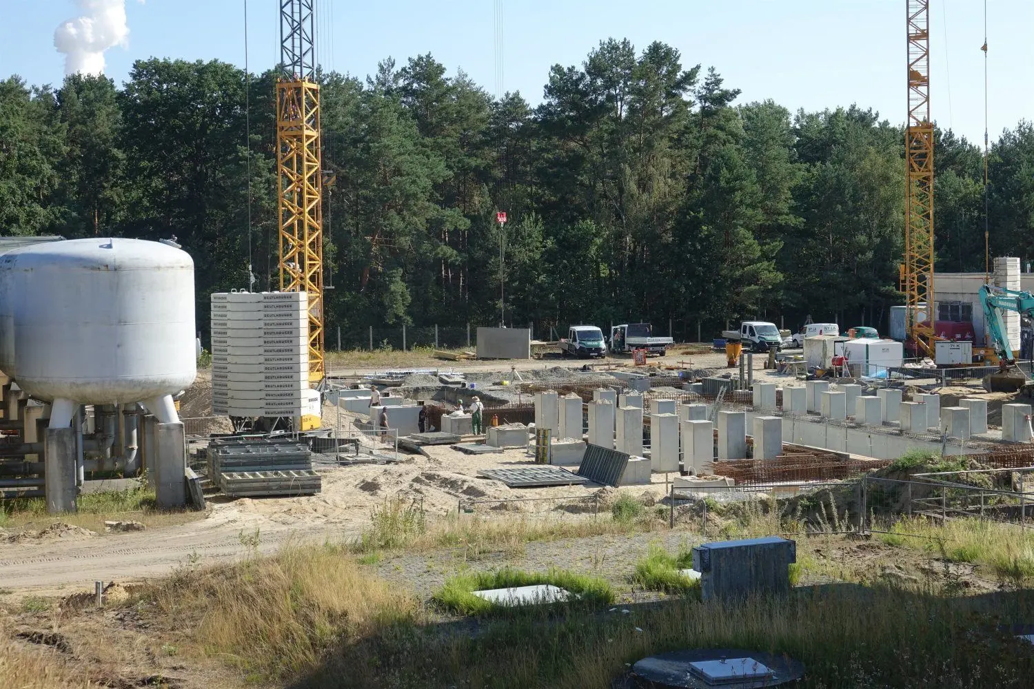 Wo vor wenigen Wochen Grundstein gelegt wurde, wachsen die Betonpfähle. Hier stehen künftig die neuen Wasserfilter.