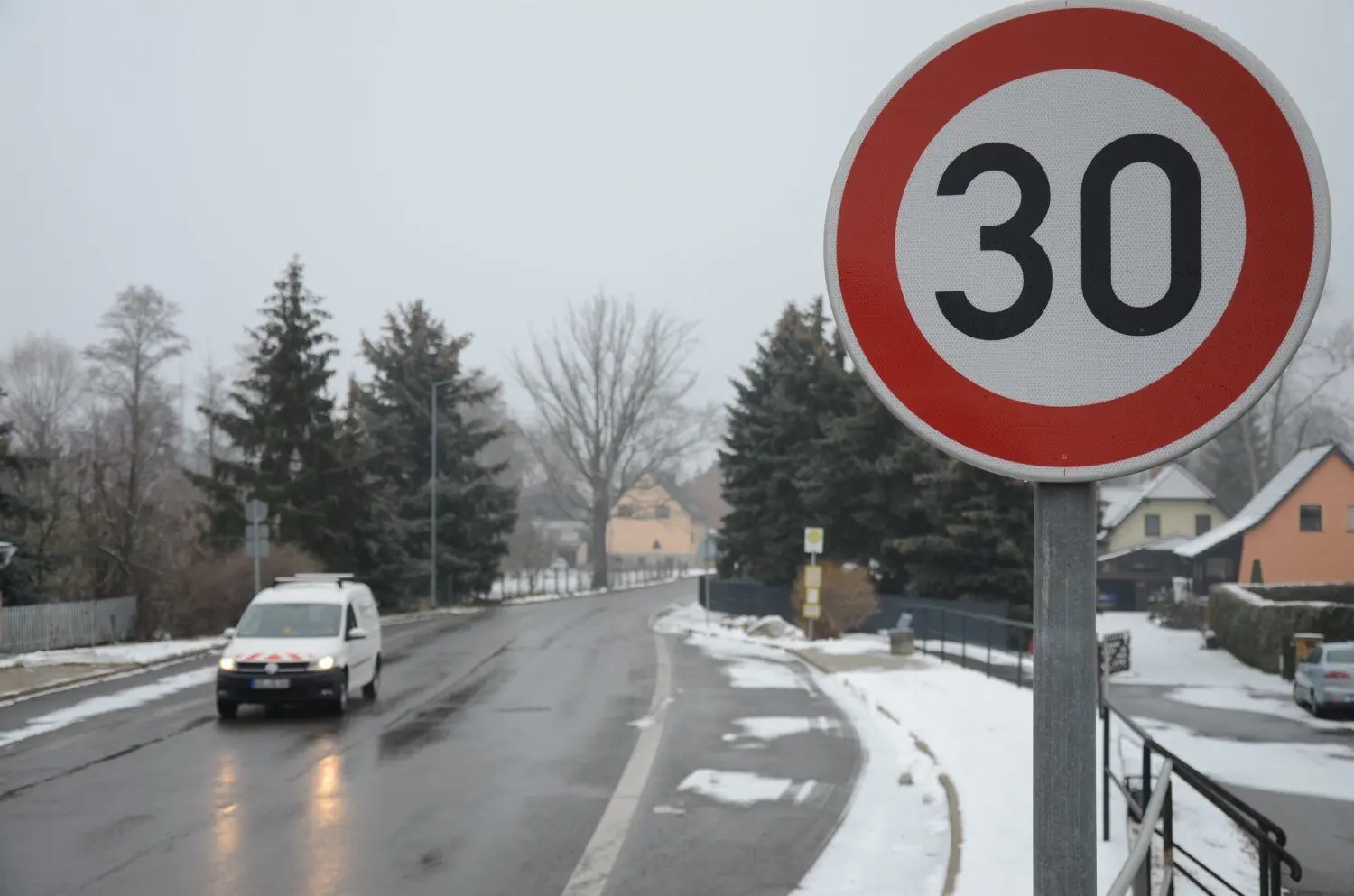Fast durchgehend gilt für die Zerkwitzer Ortsdurchfahrt nun Tempo 30.