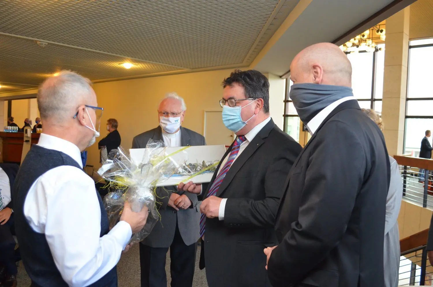 Der scheidende Hoyerswerdaer Oberbürgermeister Stefan Skora (l.) wird verabschiedet. Von Elsterheide-Bürgermeister Dietmar Koark (2.v.r.) bekommt er eine Collage aller Elsterheide-Orte. Rechts: Bernsdorfs Bürgermeister Harry Habel. Hinten: Superintendent i.R. und Ehrenbürger Friedhart Vogel.