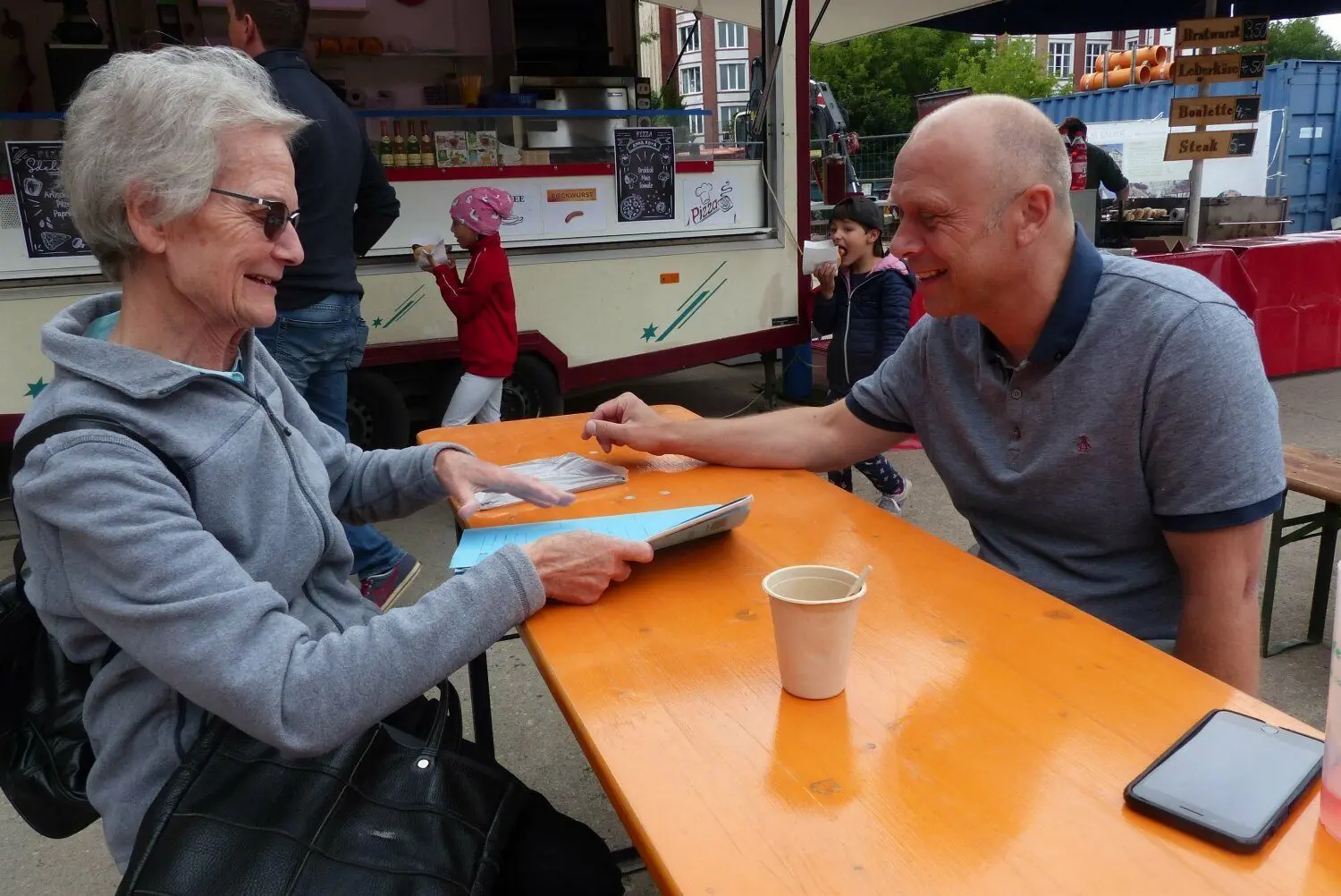 Die Urenkelin von Wilhelm Sauer (l.) ist mit Fotos und Dokumenten im Gepäck nach Forst gekommen. Auch, um sich noch einmal in ihrer damaligen Familienwohnung umzuschauen. Nach dem Krieg war sie nie wieder im Gebäude. Sven Diestelow erfüllt ihr den Wunsch.