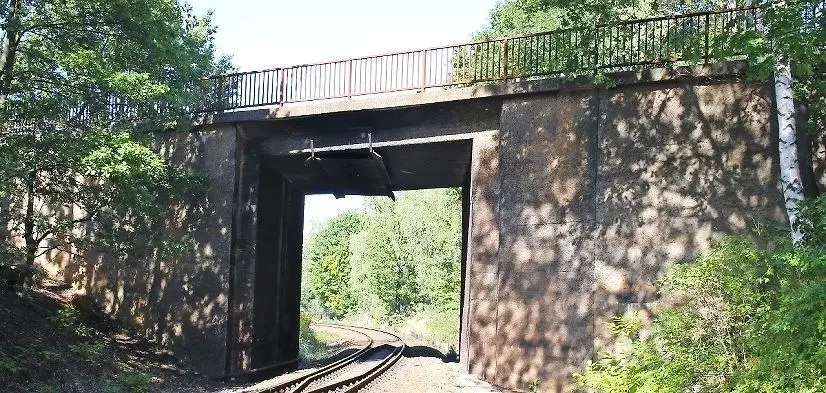 Bahnseitiger Blick auf die Brücke über die Kamenzer Bahn in Hosena.⇥