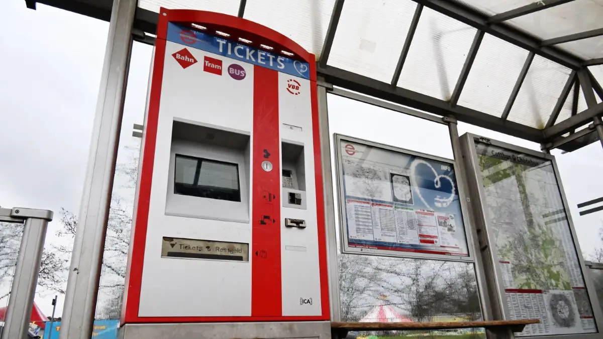 Moderne Fahrscheinautomaten bei Cottbusverkehr, hier an der Haltestelle Saarbrücker Straße/Lipezker Straße, werden nach Zerstörung und irreparablen Schäden nicht mehr ersetzt.
Ein Fahrscheinautomat von Cottbusverkehr an der Haltestelle Saarbrücker Strasse/Lipezker Strasse.