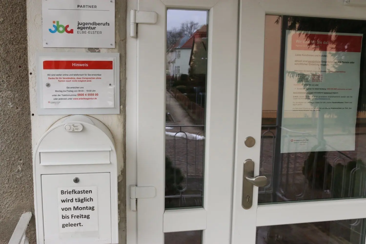 Die Türen der Geschäftsstellen der Agentur für Arbeit in Elbe-Elster wie hier in Herzberg sind derzeit für eine persönliche Kontaktaufnahme geschlossen. Die Beratung von Arbeitslosen, Ausbildungsplatzsuchenden oder Arbeitgebern erfolgt auf digitalem oder telefonischem Weg.