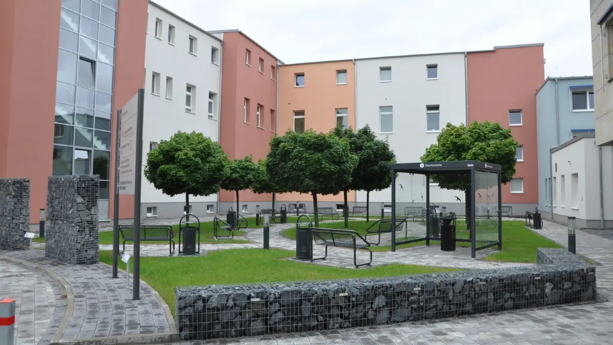 Auch im Krankenhaus Elsterwerda des Elbe-Elster-Klinikums wurde nun eine Covid-19-Station eingerichtet.
Der neu gestaltete Innenhof im Krankenhaus Elsterwerda im Elbe-Elster-Klinikum
Besuche i Klinikum sind nach Anmeldung wieder möglich.