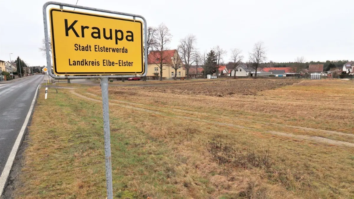 Rechts vom Ortseingangsschild in Kraupa aus Richtung Dreska sollten eigentlich Eigenheime entstehen.
Rechts vom Ortseingangsschild in Kraupa aus Richtung Dreska sollten eigentlich Eigenheime entstehen.