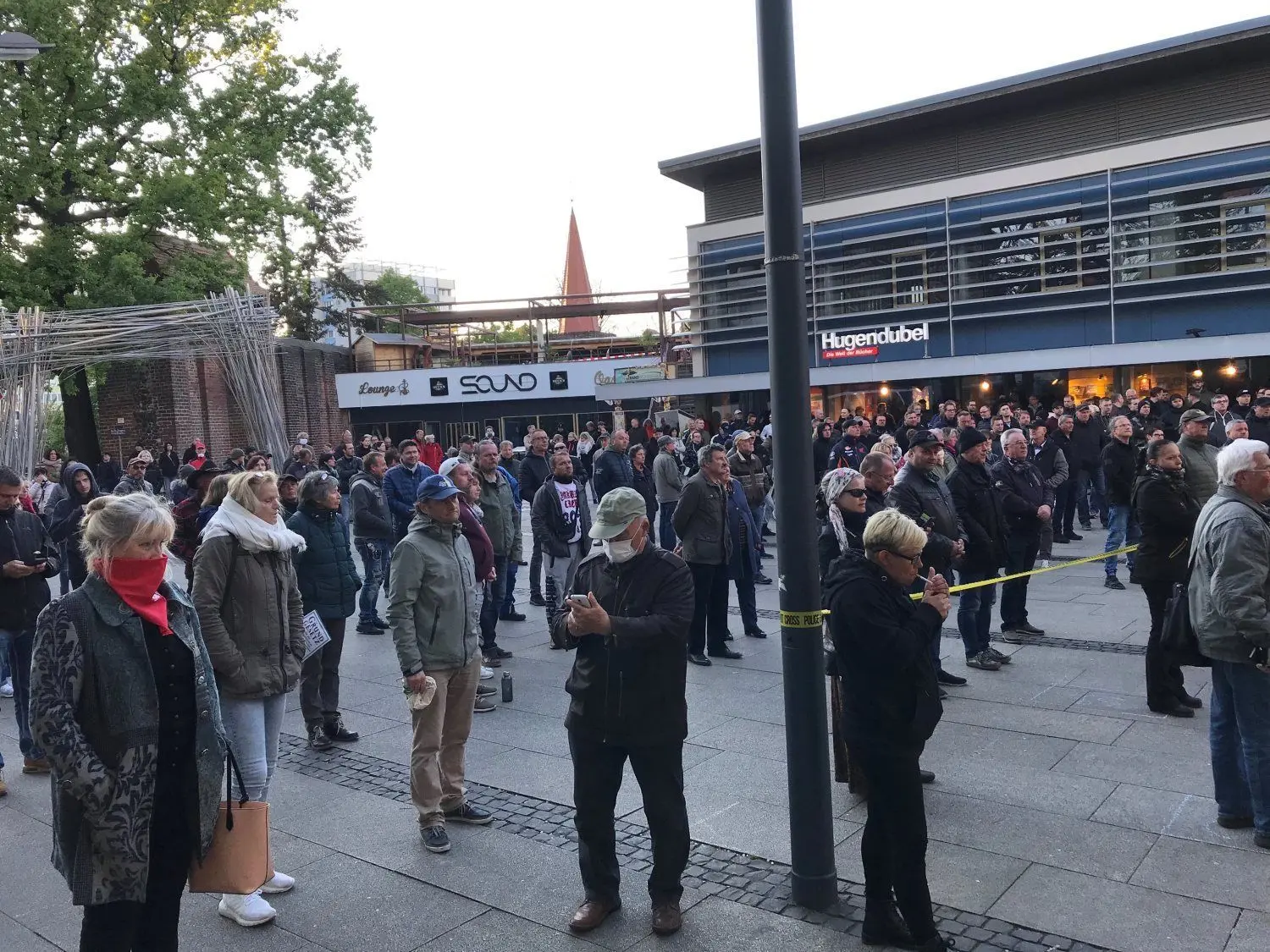 Bei der Demonstration von Zukunft Heimat  in Cottbus wurde gegen die Eindämmungsmaßnahmen protestiert. Die Abstandsregeln wurden von den Zuhörern nicht eingehalten.