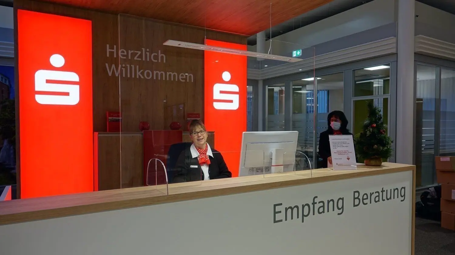 Im Empfangsbereich hat Doreen Beckmann Platz genommen. Sie ist erste Anlaufstelle für die Kunden der Sparkasse.