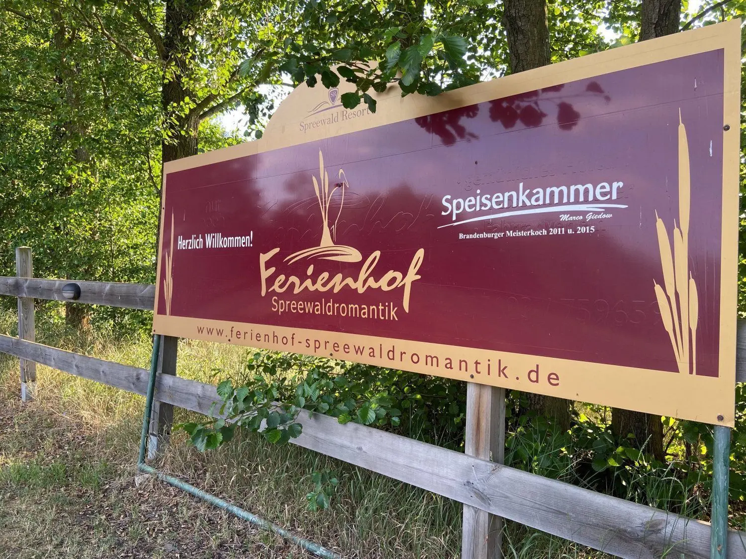 Die Speisenkammer, eine der besten kulinarischen Adressen im Spreewald, die Pension und die Wohnhäuser hinter dem Stillen Fließ sind nach dem Pappelsturz wieder erreichbar.