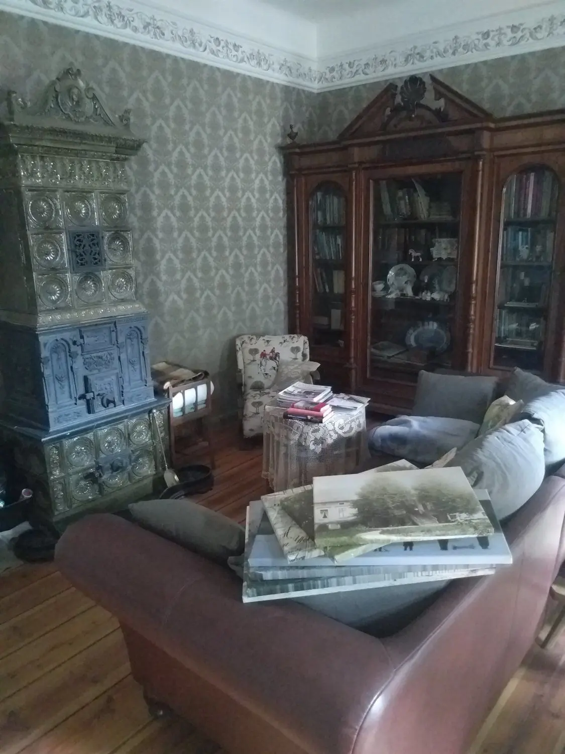Der inzwischen neu dekorierte Herrensalon des Hauses, hinter dessen alter Tapete Zeitungsseiten von 1856 und weitere kleine Schätze gefunden wurden.