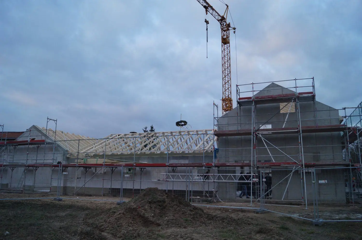 Die Bauarbeiten am neuen Feuerwehrgerätehaus in Wehsndorf liegen im zeitplan. Das Richtfest konnte aufgrund der milden Witterung bereits im Januar gefeiert werden