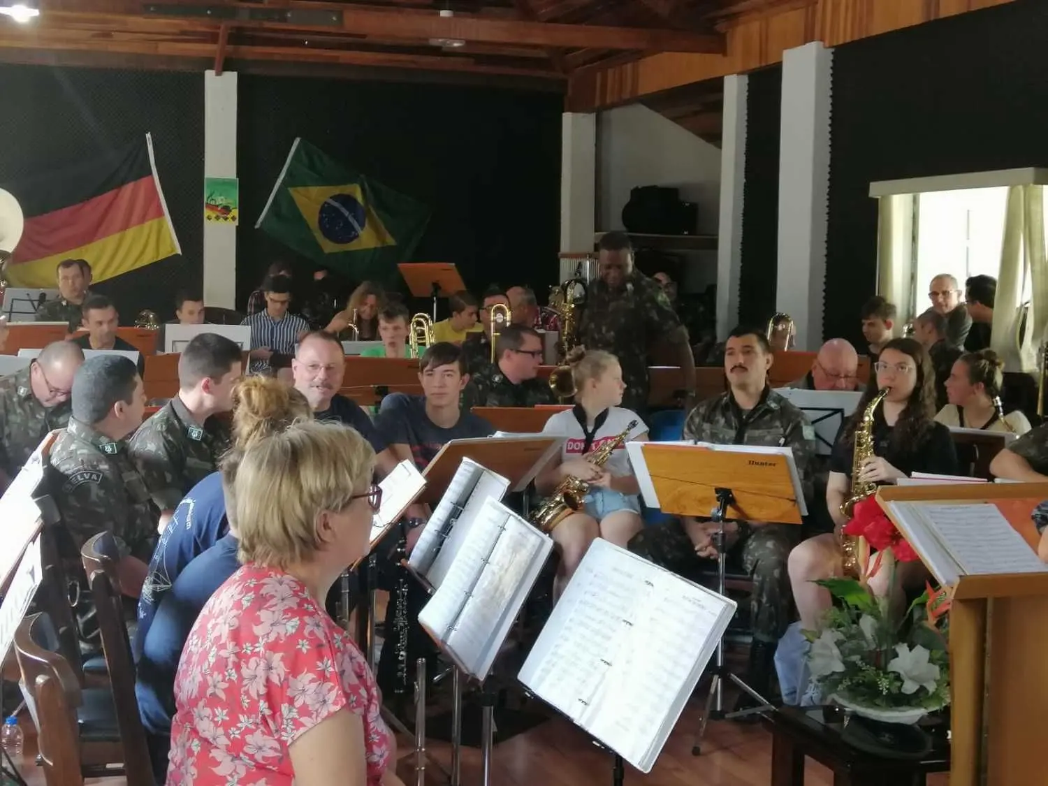 Das Jugendblasorchester während einer gemeinsamen Probe mit Militärmusikern.